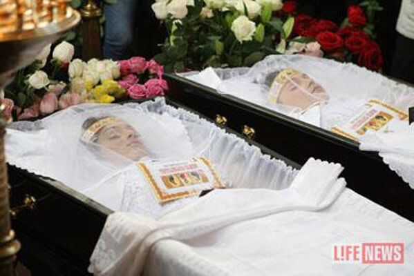 Жертв теракта похоронили в подвенечных платьях. ФОТО