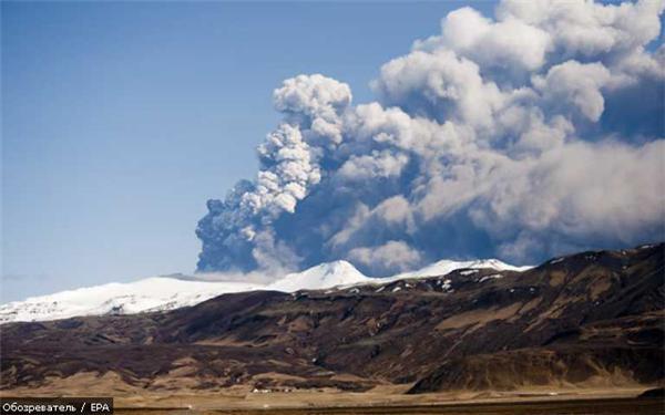 Вулкан Эйяфьятлайокудль бьет рекорды активности. ФОТО