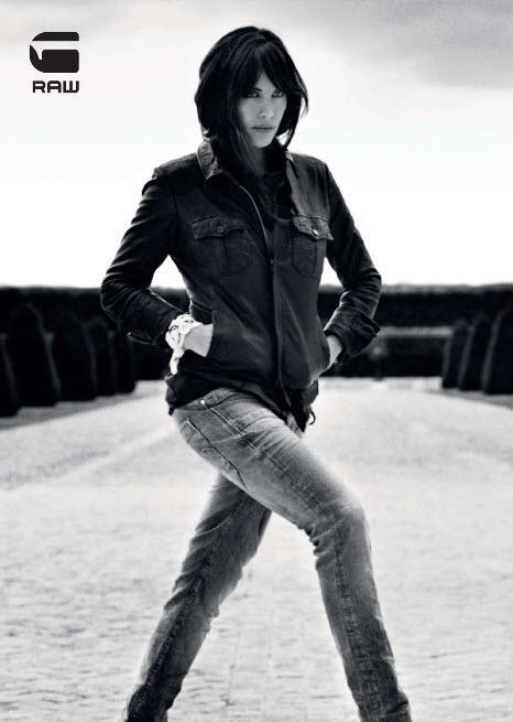 Очень сексапильная Лив Тайлер в джинсах с мотней