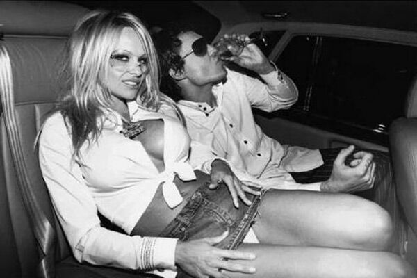 Знаменитости за кулисами: интимные фотомоменты