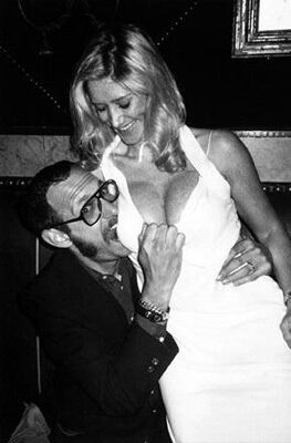 Знаменитости за кулисами: интимные фотомоменты