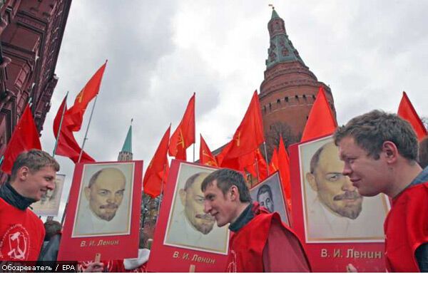 Русские коммунисты стали в очередь