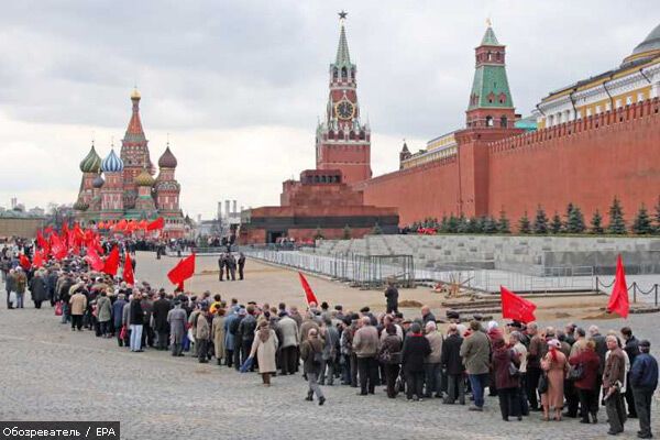 Російські комуністи стали в чергу