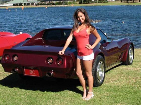 Chevrolet Corvette в окружении красоток. ФОТО