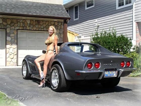 Chevrolet Corvette в окружении красоток. ФОТО