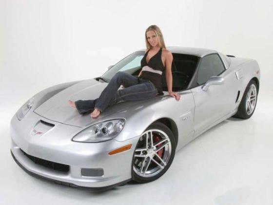 Chevrolet Corvette в окружении красоток. ФОТО
