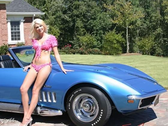 Chevrolet Corvette в окружении красоток. ФОТО