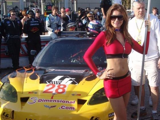 Chevrolet Corvette в окружении красоток. ФОТО