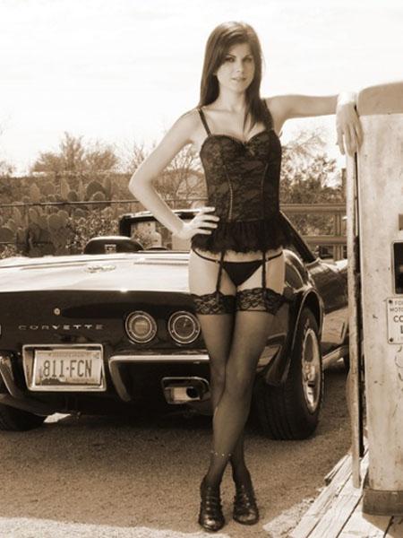 Chevrolet Corvette в окружении красоток. ФОТО
