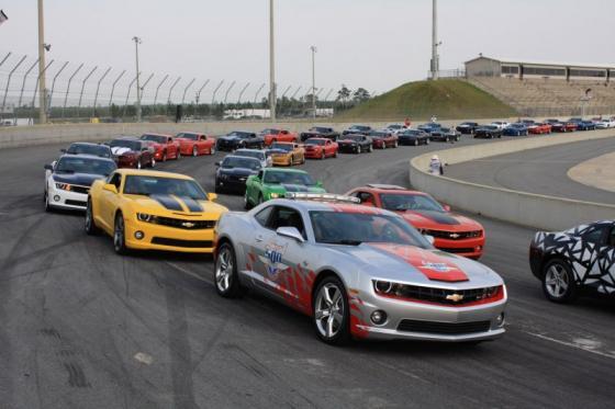 По одной улице проехало сразу 1000 Chevrolet Camaro. ФОТО