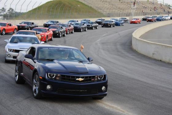 По одной улице проехало сразу 1000 Chevrolet Camaro. ФОТО