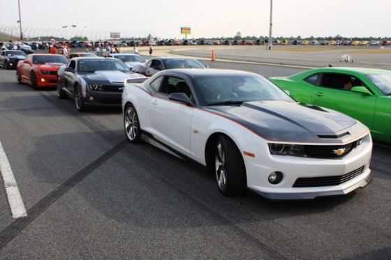 По одной улице проехало сразу 1000 Chevrolet Camaro. ФОТО