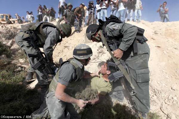 Ізраїльські солдати розганяють протестувальників палестинців