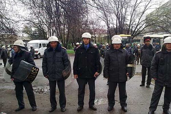 В Кыргыстане подписан указ о введении в стране чрезвычайного положения