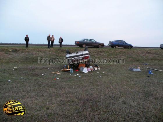 У Mazda 626 сорвало покрышку и выбросило с трасы. ФОТО