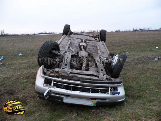 У Mazda 626 сорвало покрышку и выбросило с трасы. ФОТО