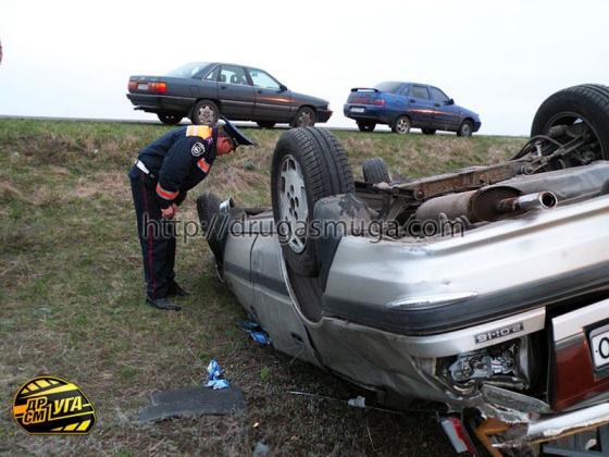 У Mazda 626 сорвало покрышку и выбросило с трасы. ФОТО