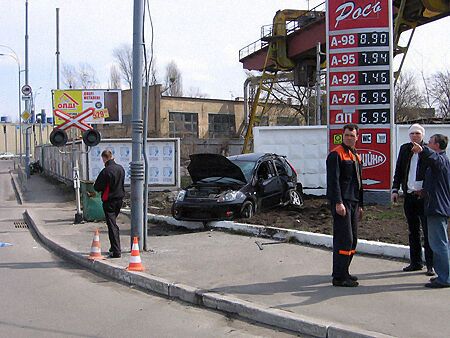 В Киеве иномарка едва не снесла СТО (ФОТО)