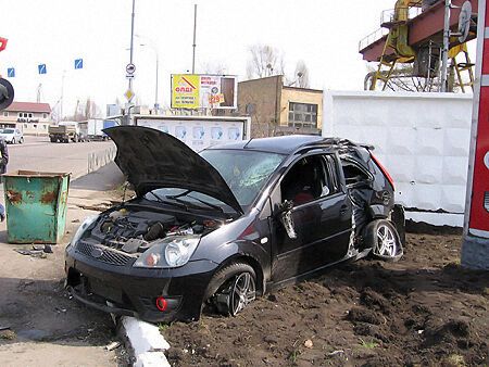 В Киеве иномарка едва не снесла СТО (ФОТО)