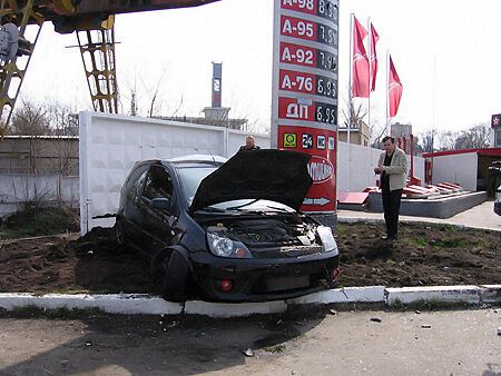 В Киеве иномарка едва не снесла СТО (ФОТО)