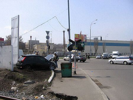 В Киеве иномарка едва не снесла СТО (ФОТО)