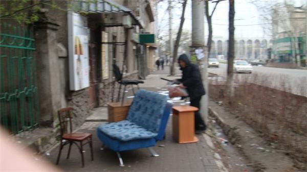 Бишкек сегодня утром. Как поработали мародеры. ФОТО 