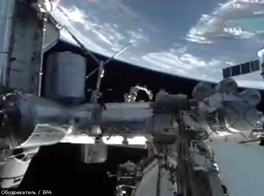 Астронавты Discovery приступили к работе в открытом космосе