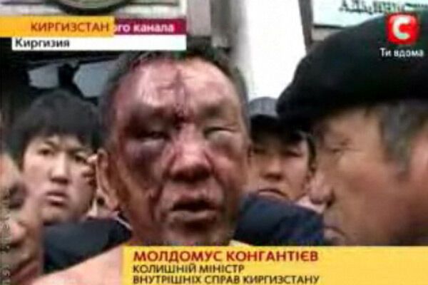 ФОТО дня. Избитый повстанцами бывший министр МВД Киргизии
