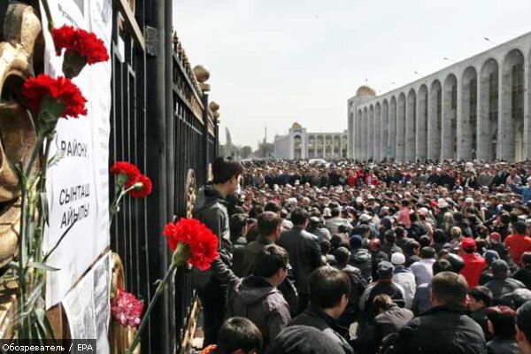 В Киргизии начали хоронить жертв беспорядков. ФОТО