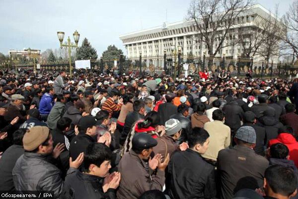 В Киргизии начали хоронить жертв беспорядков. ФОТО