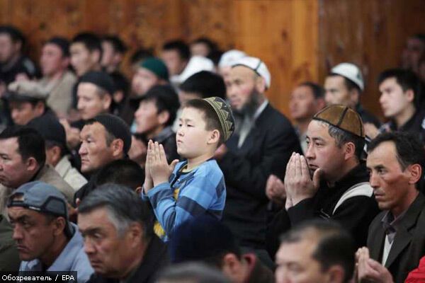 В Киргизии начали хоронить жертв беспорядков. ФОТО