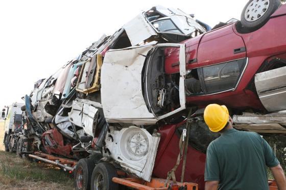 В Израиле изготовили бутылку из машин. ФОТО