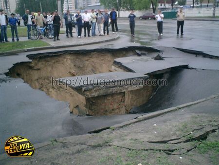 В Киеве фура едва не ушла под землю. ФОТО