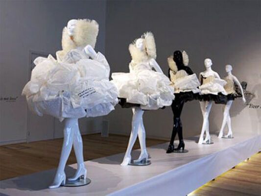 Первое в мире свадебное платье, растворяющееся в воде. ФОТО