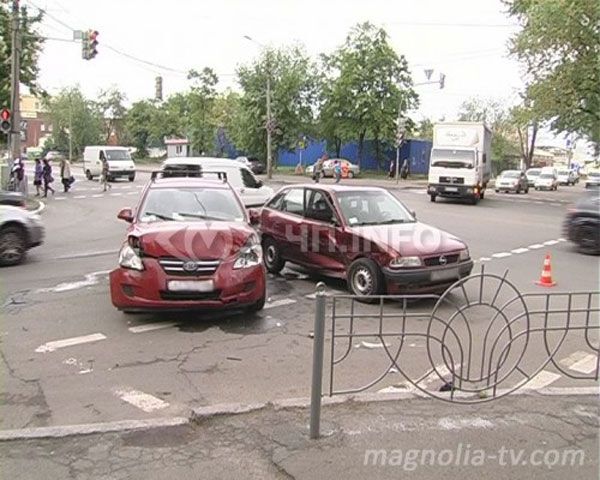 На перекрестке не разъехались "Опель" и "КИА". ФОТО
