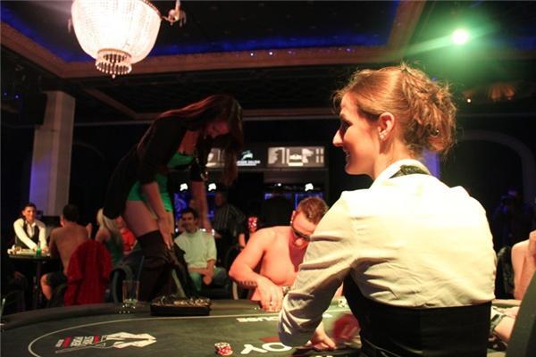 У Німеччині пройшов турнір з стрип-покеру
