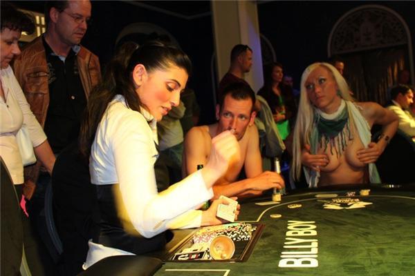 В Германии прошел турнир по стрип-покеру