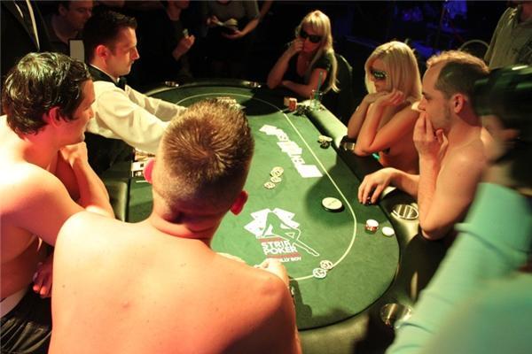 У Німеччині пройшов турнір з стрип-покеру