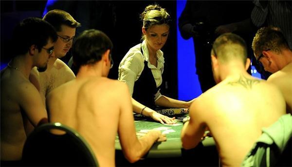 В Германии прошел турнир по стрип-покеру