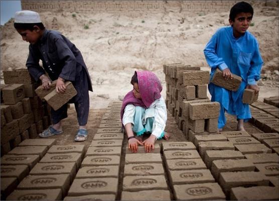 На цегельному заводі в Кабулі працюють діти