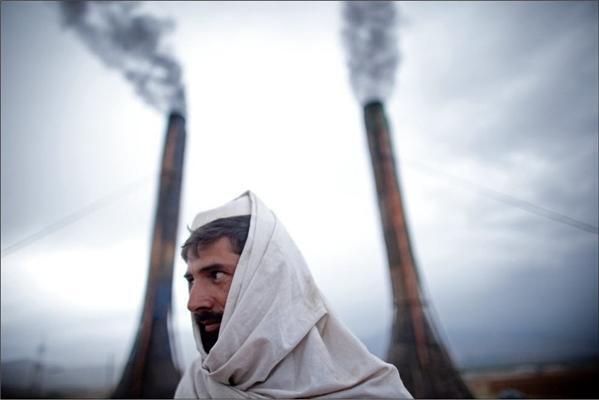 На цегельному заводі в Кабулі працюють діти