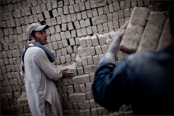 На цегельному заводі в Кабулі працюють діти