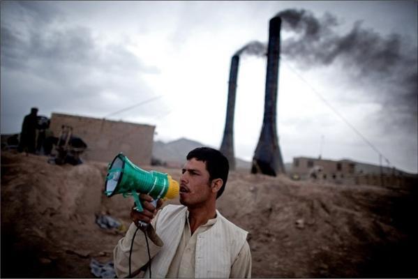 На цегельному заводі в Кабулі працюють діти