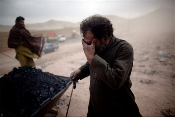 На цегельному заводі в Кабулі працюють діти