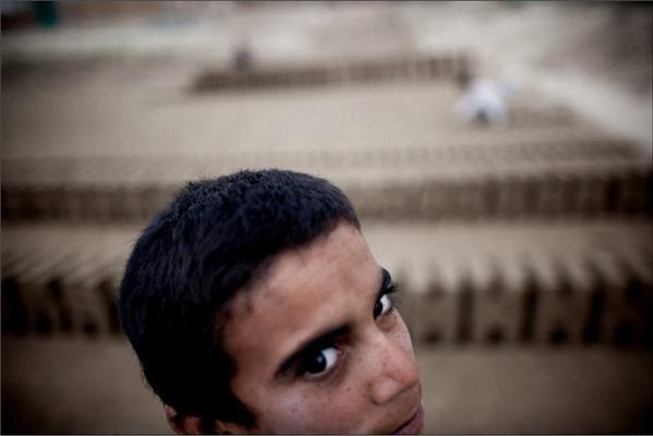 На цегельному заводі в Кабулі працюють діти