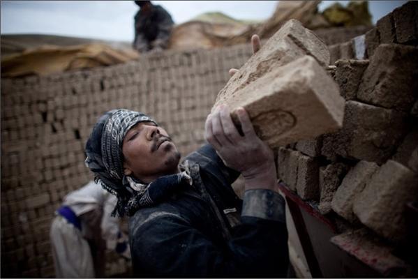 На цегельному заводі в Кабулі працюють діти