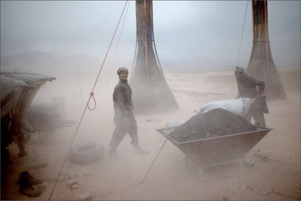 На цегельному заводі в Кабулі працюють діти