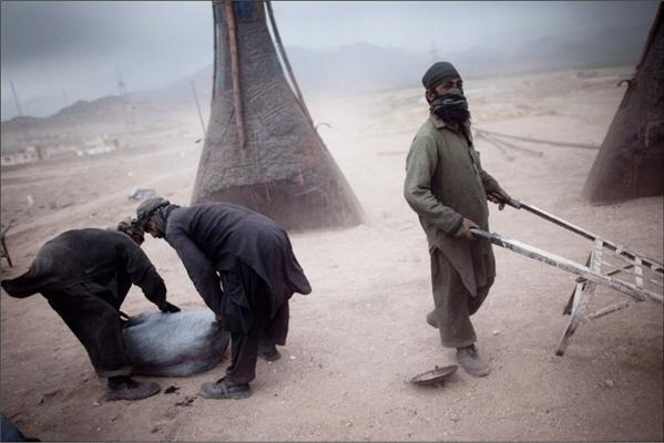 На цегельному заводі в Кабулі працюють діти