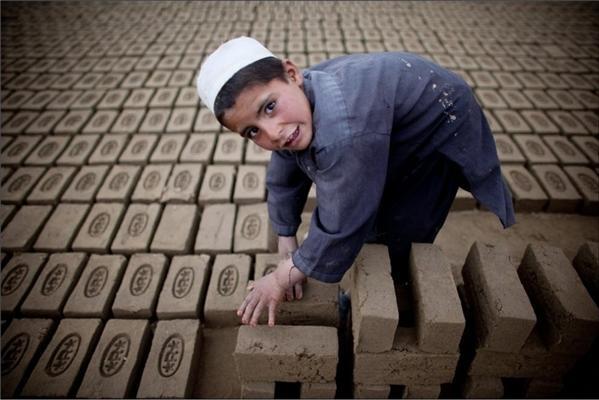 На цегельному заводі в Кабулі працюють діти