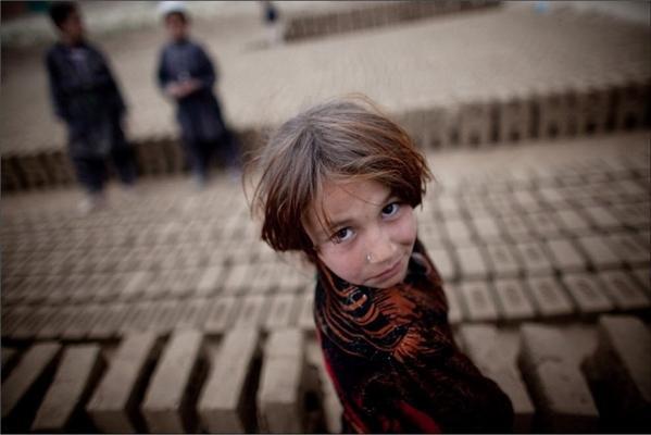 На цегельному заводі в Кабулі працюють діти